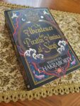 Rezension: "Die Abenteuer der Piratin Amina al-Sirafi" von Shannon Chakraborty Die Abenteuer der Piratin Amina al-Sirafi
